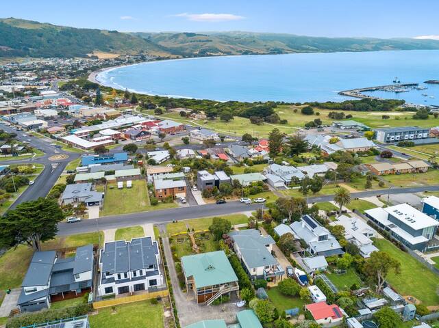 Luxurious 4 Bed Room Holiday House,with ocean view gallery image 4