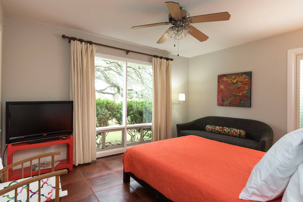 Queen bedroom overlooks the oaks