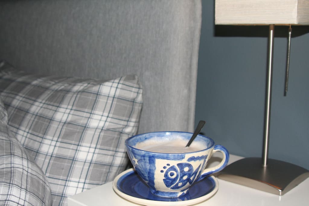 A coffe on the bedside is a good way to wake up :)