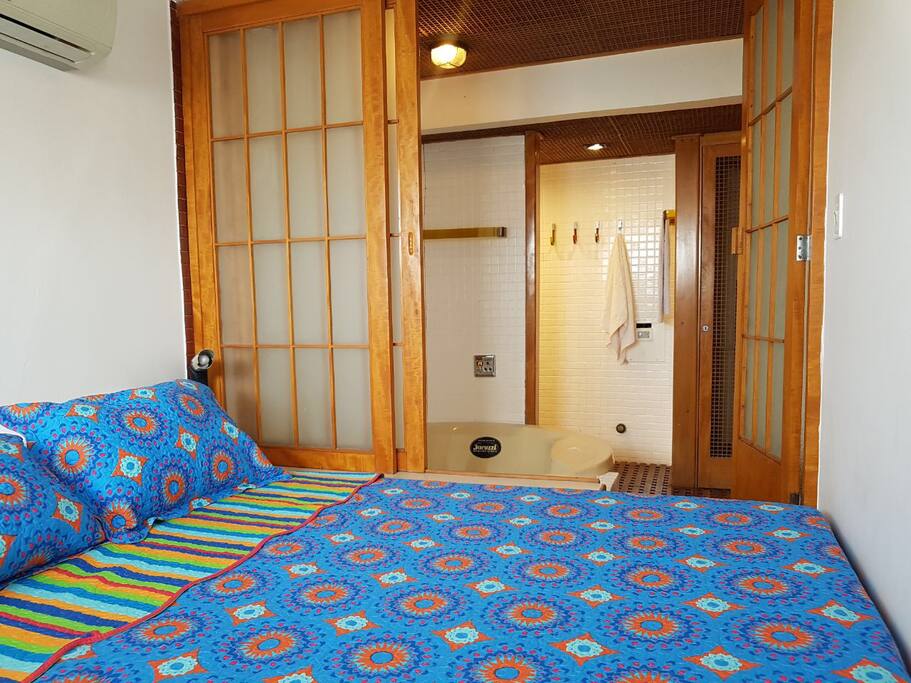 Bedroom queen size bed. Direct access to bathroom and jacuzzi