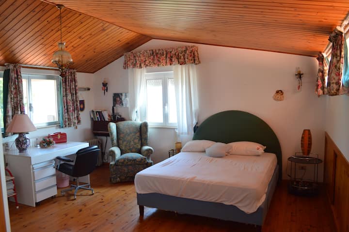 ห้องนอนหมายเลข 5 - ห้องขนาดใหญ่ตั้งอยู่บนห้องใต้หลังคา มีเตียงคู่และเตียงเดี่ยว ห้องน้ำส่วนตัว