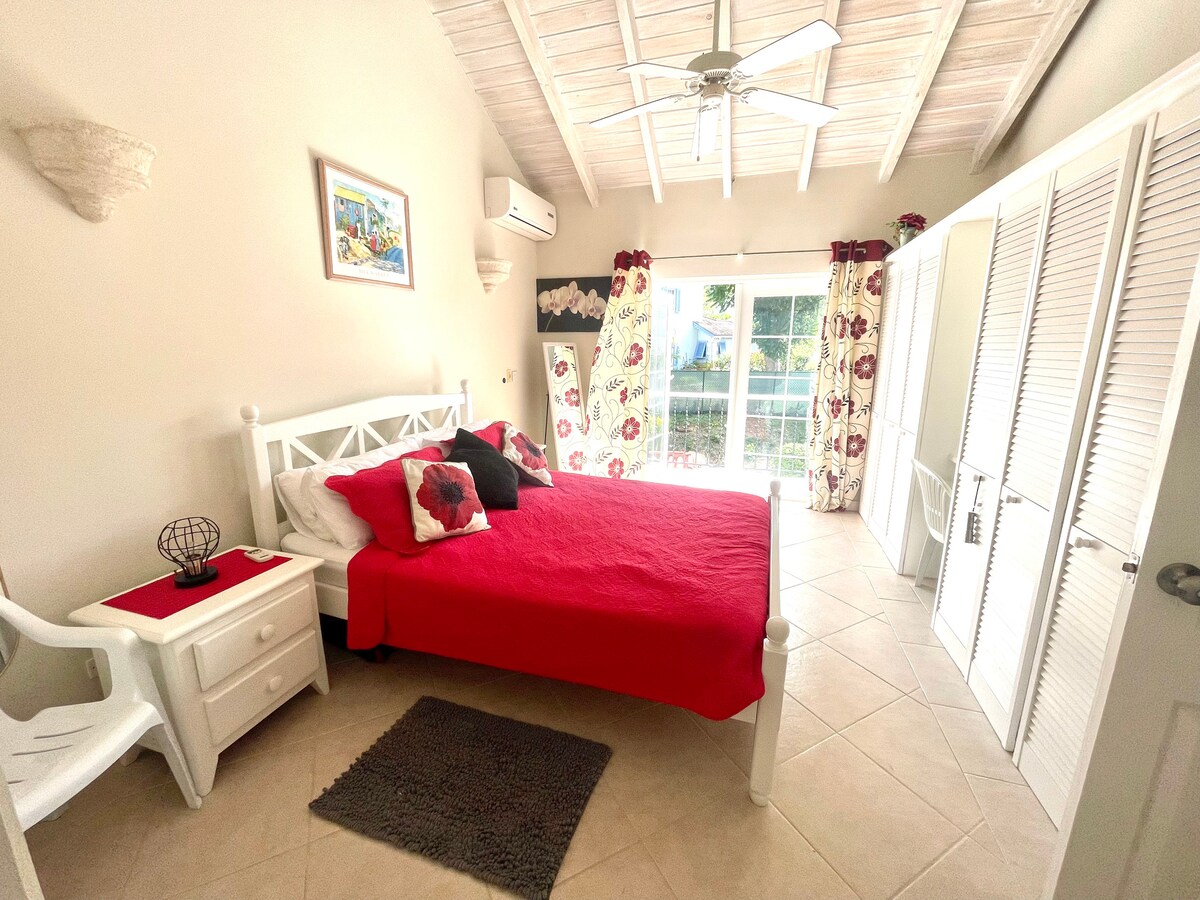 主卧在房子后面。 请注意，所有卧室都有自己的阳台、内置衣柜和套内卫生间 