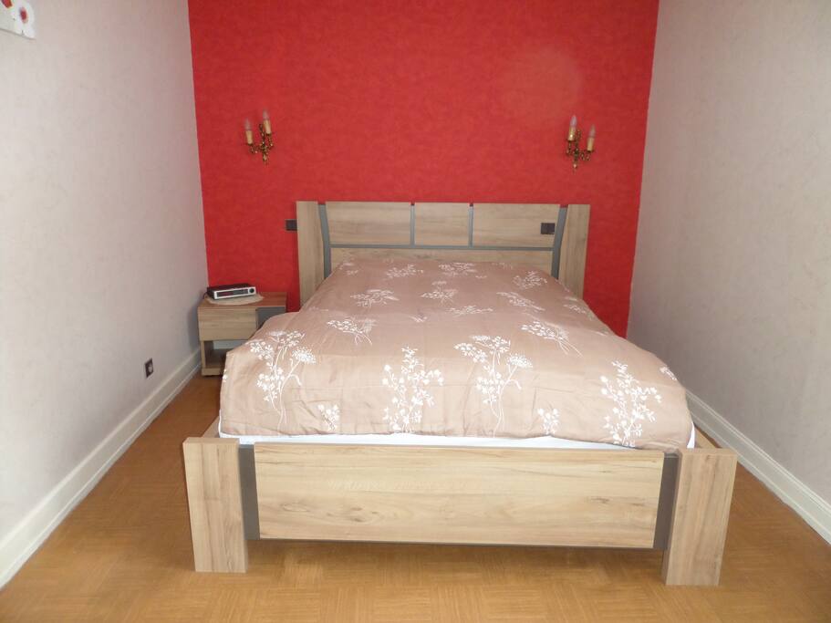 Chambre à l'arrière de la maison au calme