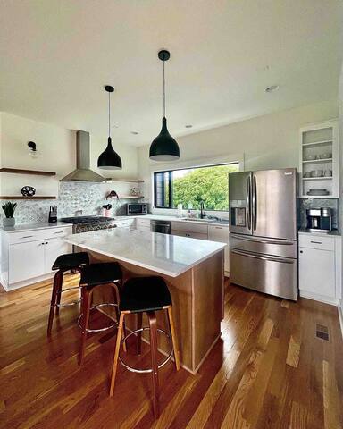 519 Music City~Luxury + Mural + 360 Rooftop Views! gallery image 5