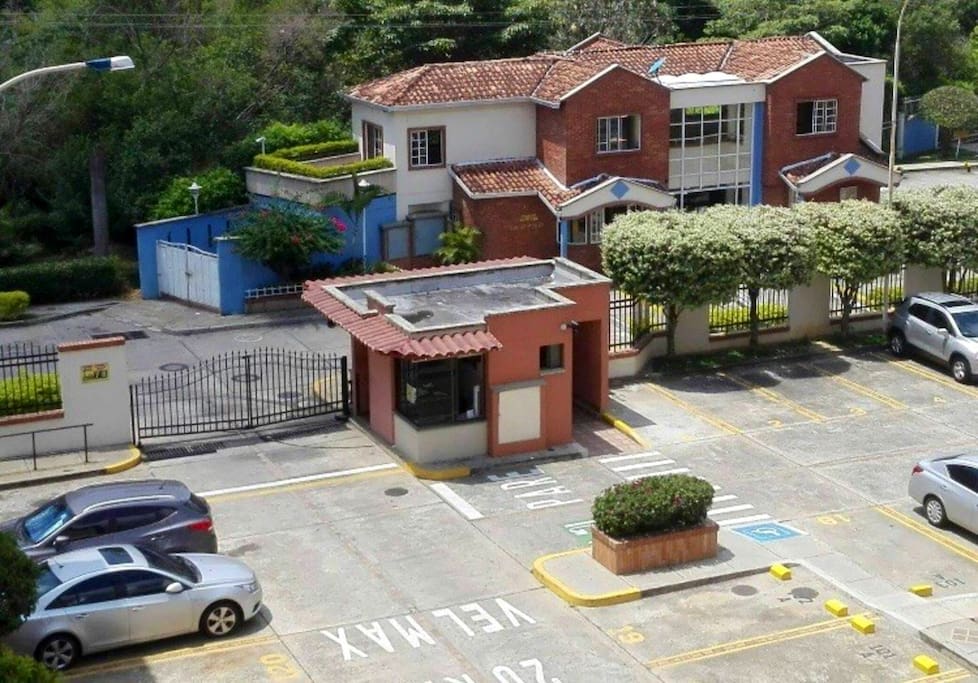 portería con vigilancia las 24 horas