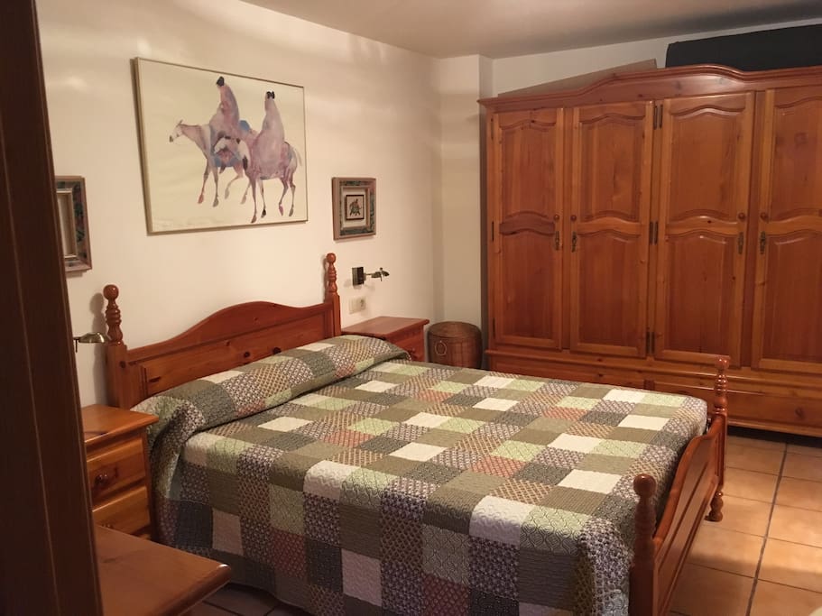 Dormitorio principal con baño.