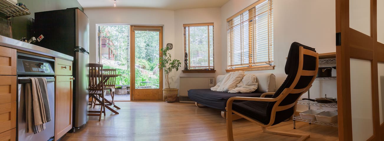 Elegant, Modern and Sunny Studio