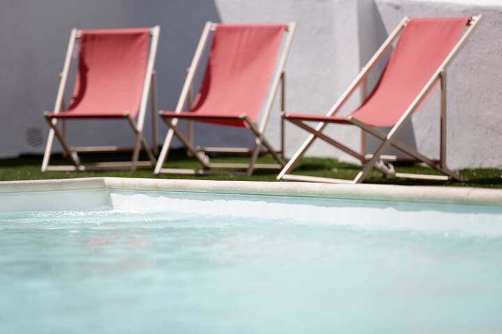 Swimming Pool I / água e sol