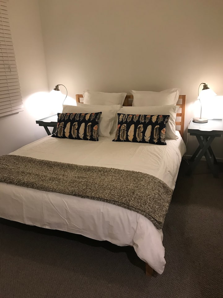 Segundo dormitorio con cama tamaño queen.