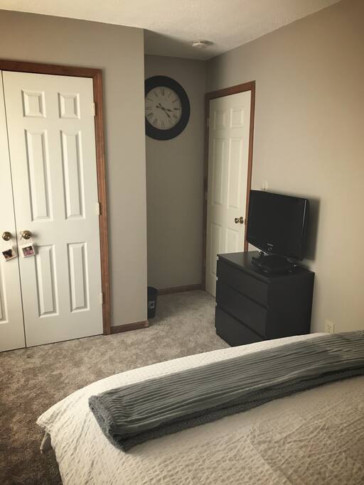 Tv and empty dresser. Closet space available.