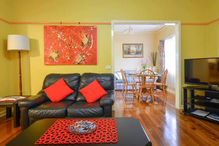 Suburban charm, great location gallery image 4