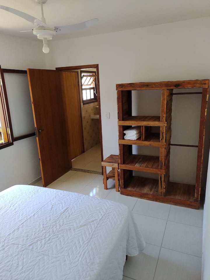 进入房间大厅、卫生间和后院后门。