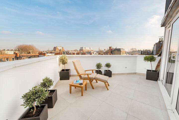 Penthouse with stunning views and great location! gallery image 5