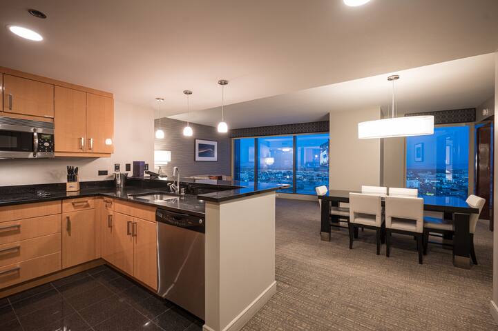 Jacuzzi Suite | Center Strip | Projection Screen gallery image 5