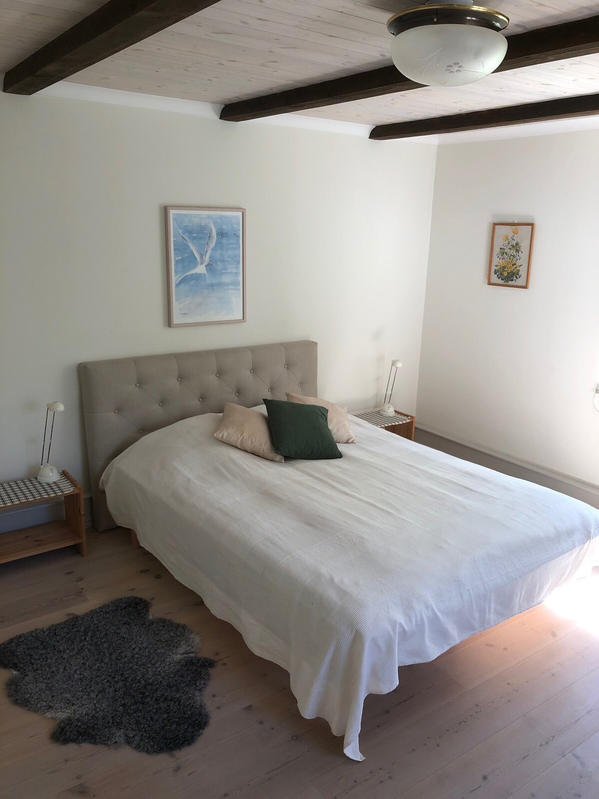 ห้องนอนขนาดใหญ่พร้อมเตียงขนาดคิงไซส์บนชั้นล่าง