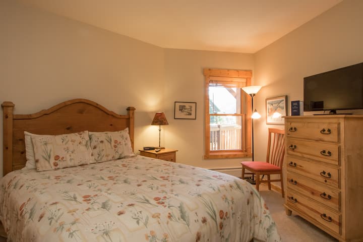 Chambre avec lit queen avec dessus en mousse et TV HD !