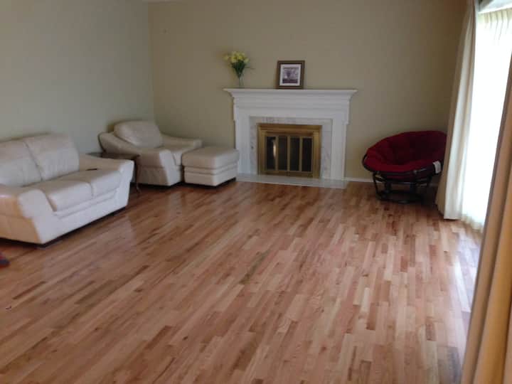 Spacious And Bright - Walking Distance From Nd - South Bend, IN