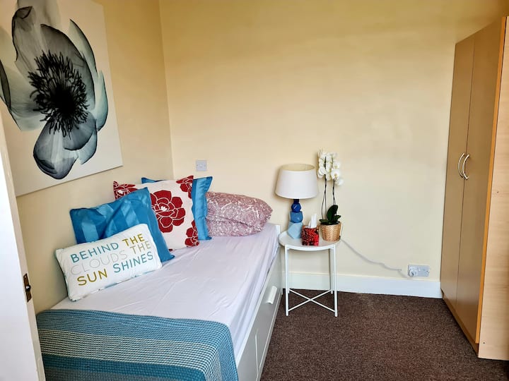 Double room,close to train station,A5 & MK central