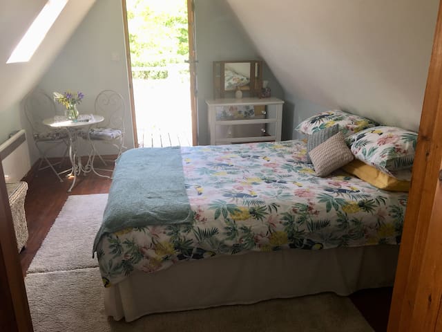 Charming oak barn loft room with alpacas & hot tub