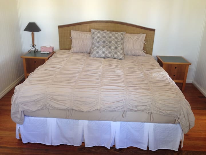 ห้องนอนเตียงคิงไซส์ติดกับห้องอาบแดด