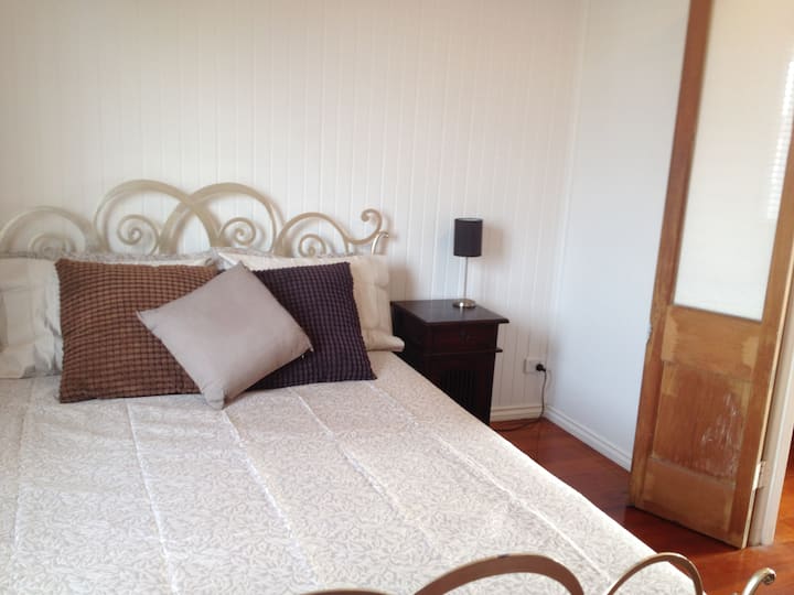 ห้องนอนควีนไซส์เครื่องปรับอากาศ - ประตูฝรั่งเศส 