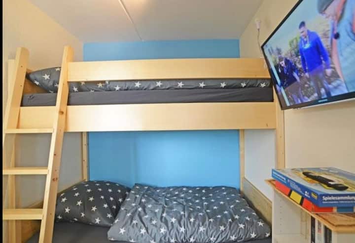 Dhomë e vogël e veçantë, me dritare dhe ngrohje të ndarë nga zona e ndenjjes/ngrënies me derë. Krevati është ndërtuar në mënyrë të tillë që të rriturit të mund të gjejnë edhe net çlodhëse këtu, sigurisht edhe këtu dyshekët e trupit të krevatit1. Smart TV, kthehu/kalo