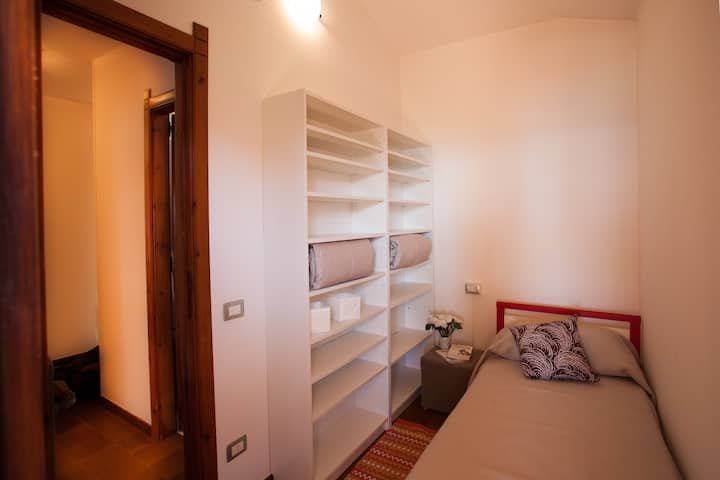 带单人床的房间