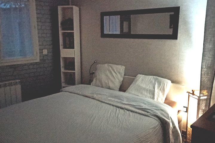Cama de 160 X 200 cómoda y pequeño armario de almacenamiento con perchero 
