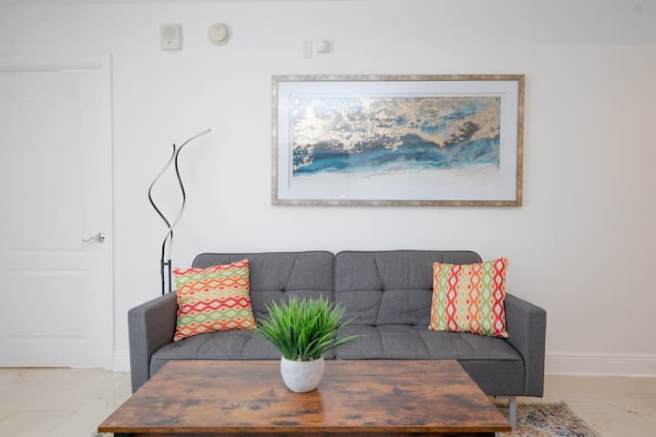 Moderný otvorený obytný priestor s útulnou rozkladacou pohovkou