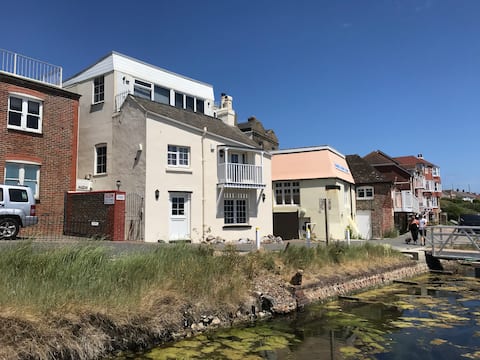 Waterfront cottage sleeps 10 near Brighton unique