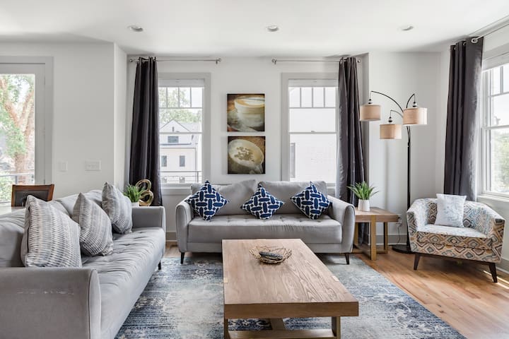 Three Story Home With Urban Courtyard Minutes to Downtown