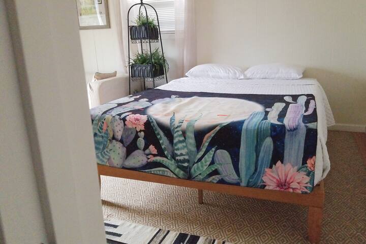 Clean, Cozy & Eclectic Downtown Studio