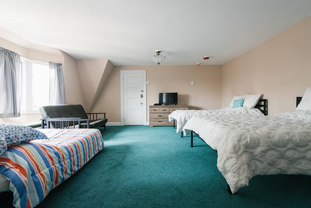 Room 6 Sleeps 6 to 8 guests