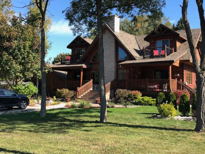 Room plus loft in Log Home with Lake View for 2