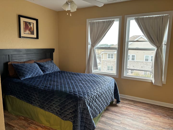 寝室# 1には、シーリングファンと新しいフロア、2024年の新しいベッドカバーが備わっています！ 2023年の新しいマットレス