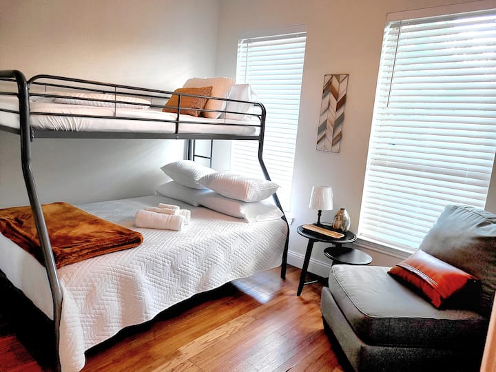 Სრული ზომის საწოლი ქვედა და Twin თავზე.