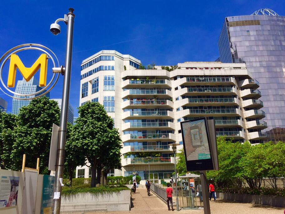 Métro ligne 1 (Esplanade de La Défense) est au pied de notre résidence. 地铁站就在公寓楼下, 8分钟直达香榭丽舍大道/凯旋门。