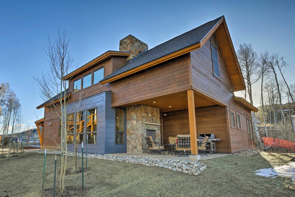 From the private patio to the community amenities, this house has it all!