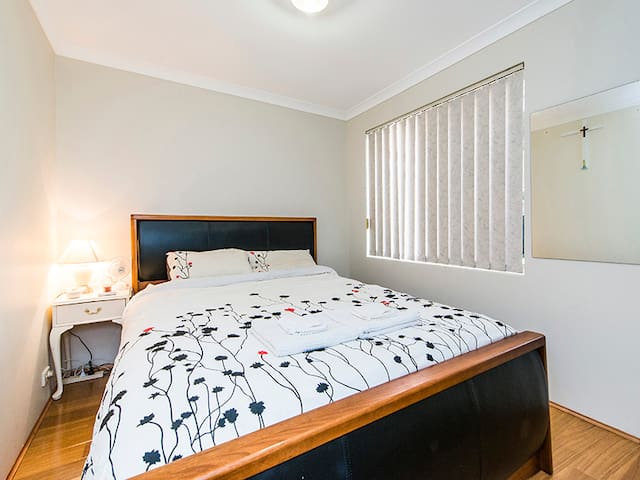 Queen Bed, close to Perth airport, CBD & Casino