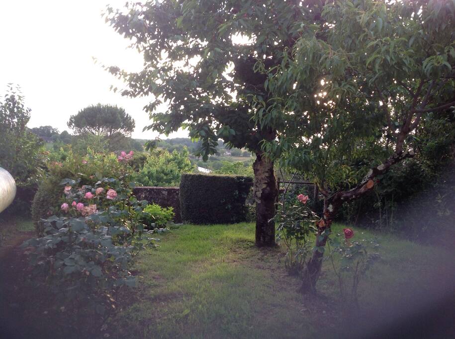 Le jardin, avec vue sur la vallée et le château de Biron