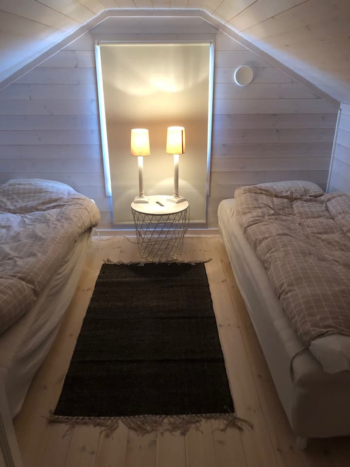 Lofti i dhomës së gjumit. Krevatet janë 90 cm të gjera.