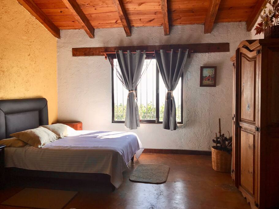 RECAMARA PRINCIPAL. Cama queen, sofá cama y baño completo.
