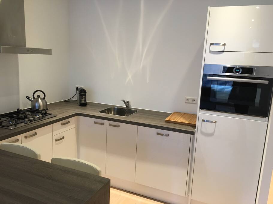 Luxury kitchen, include: dishwasher, oven, nespresso. washmachine/dryer