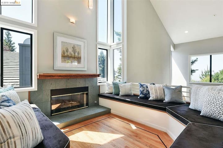 Luxurious House Beautiful Views on Claremont Hills gallery image 5