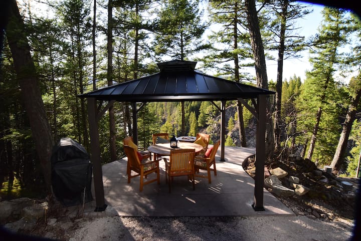Mangy Moose Lodge, Middlefork River Frontage!