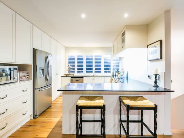 Point Roadknight with tree and ocean views. gallery image 5