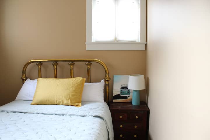 Na glavnom katu nalazi se jedna spavaća soba s madracem pune veličine i kupaonicom s WC-om koja se nalazi prekoputa. (nije potrebno penjanje stepenicama)