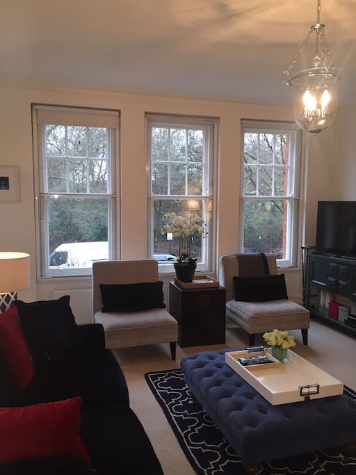 Livingroom - enjoy breakfast with views over Battersea Park