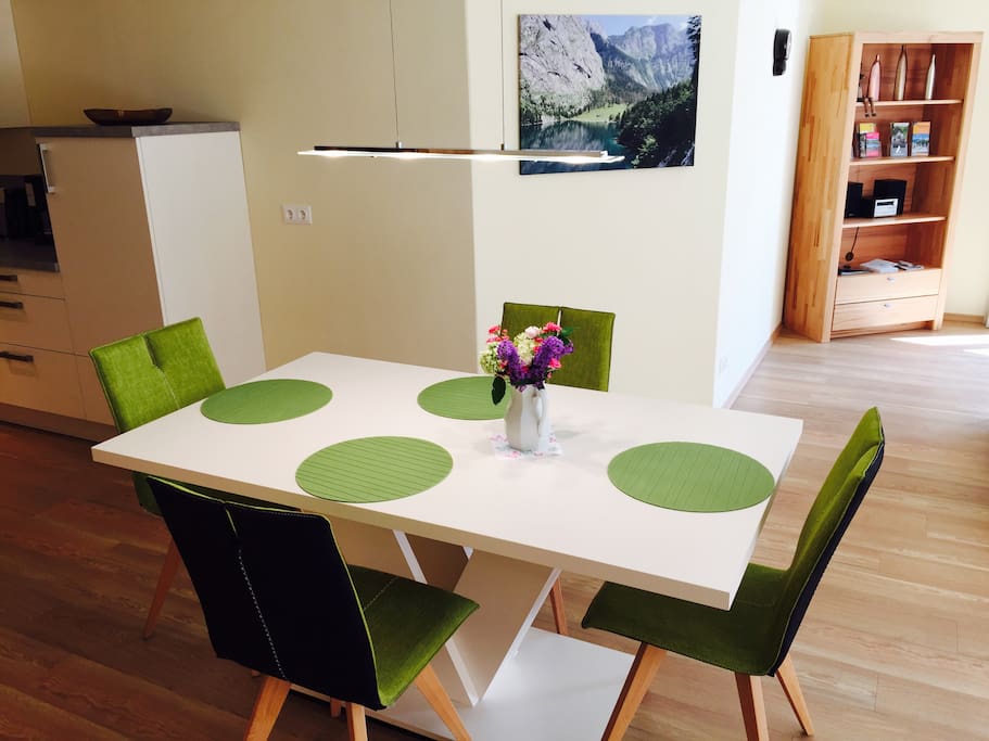 Esstisch mit 4 Stühlen - table with 4 chairs