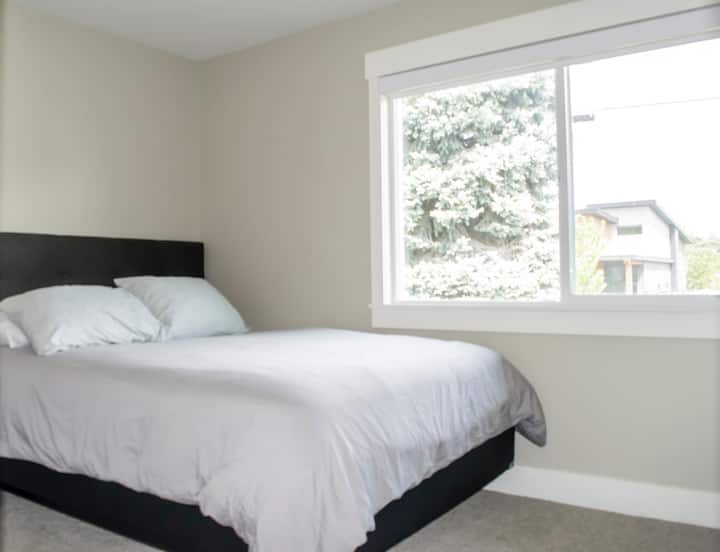 #1 Gästrum full säng, stor garderob med dubbeldörr